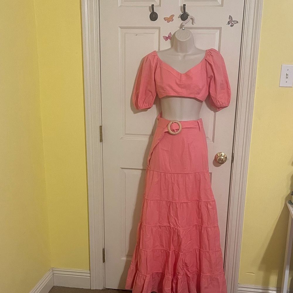 Main Strip Elegant Peach Cake and Women's Skirt and crop top set.  Size s.
